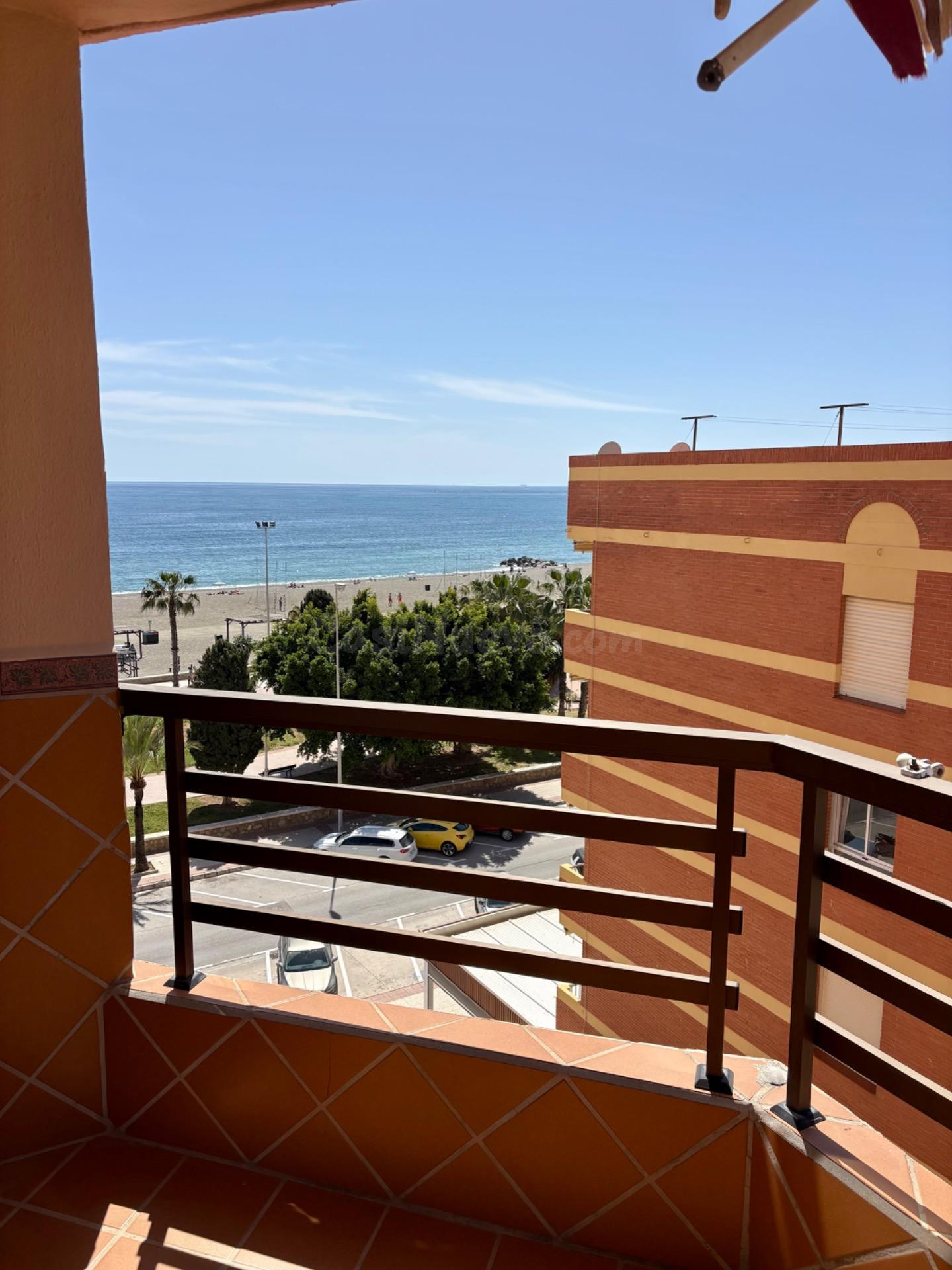 Amplio piso de 3 dormitorios en primera línea de playa