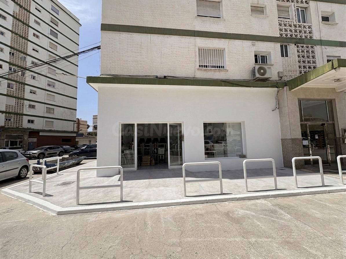 Excelente Local Comercial con Altillo, almacén y Parking Pri - foto 5