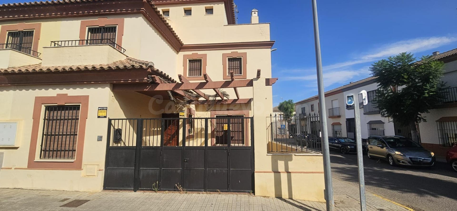 Brenes | Amplia casa de 5 dormitorios, 3 baños, patio con barbacoa y a solo 20 minutos de Sevilla