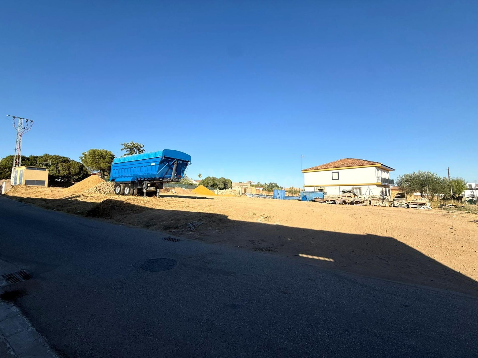 GRAN OPORTUNIDAD: MÁS DE 1.600 m2 DE TERRENO URBANO EN EL CE - foto 2
