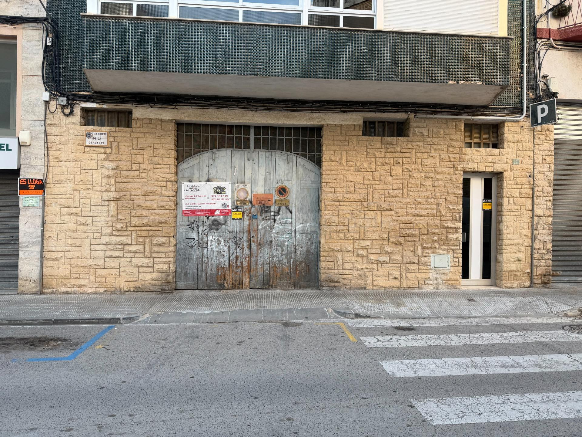 GRAN ALMACEN EN EL CENTRO DEL VENDRELL CON PATIO Y TRASTERO .