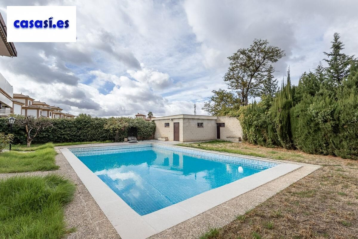 Gran casa con parcela y piscina en Cájar