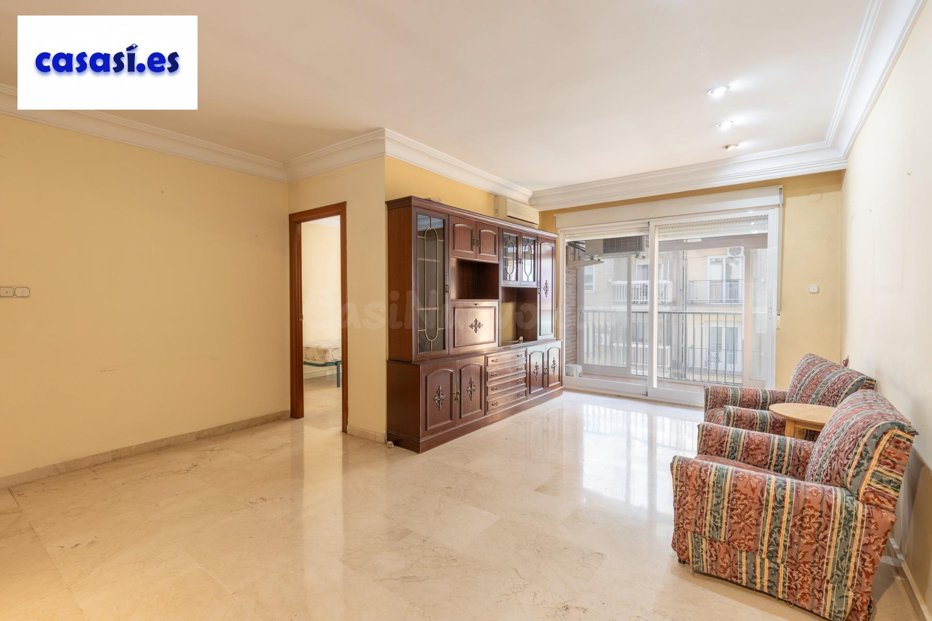 Piso en venta en pleno centro de Granada – Planta alta, garaje y gran potencial de reforma
