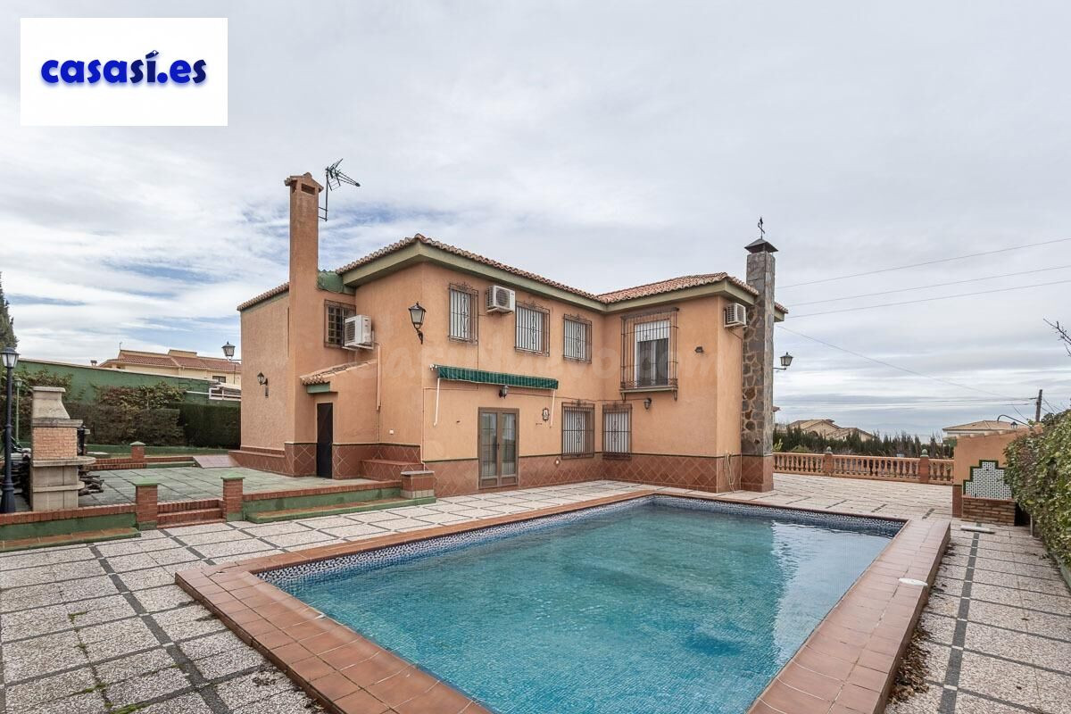 Chalet con piscina y gran parcela en la urbanización Molino Alto de Otura.