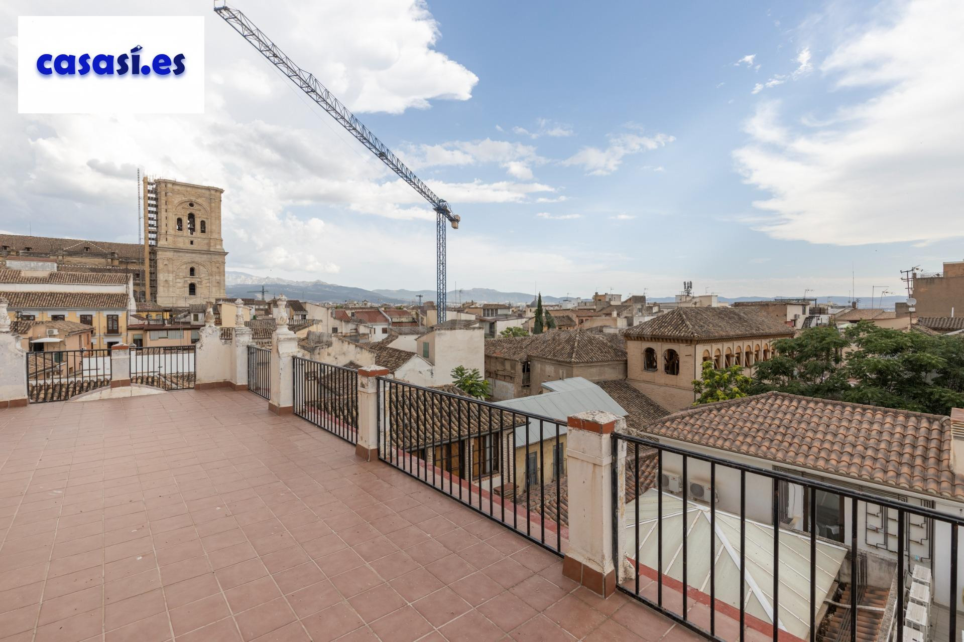 Oportunidad única en pleno corazón de Granada: luminosidad, ubicación y un enorme potencial de transformación