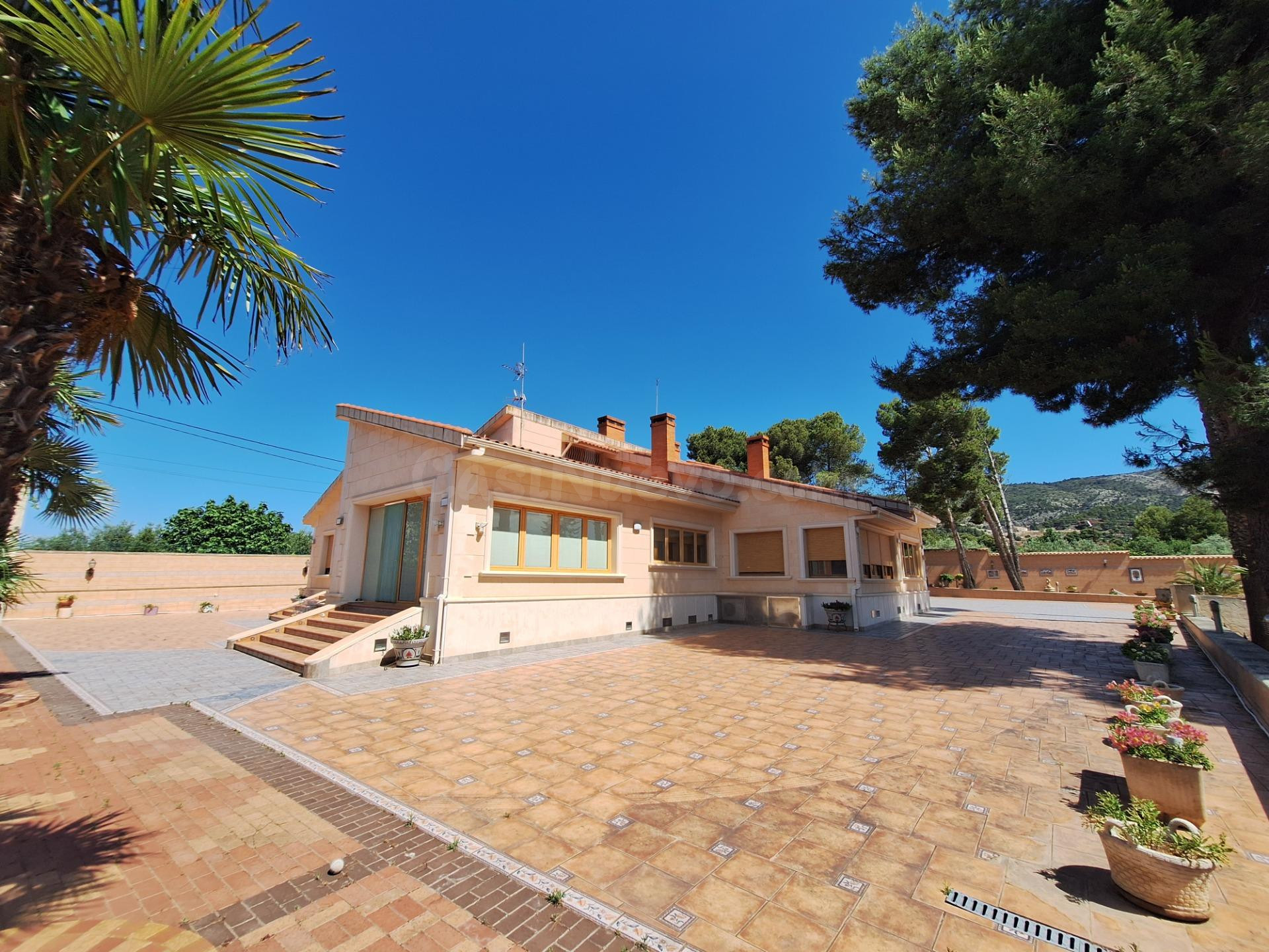 Gran oportunidad de inversión junto a Ibi: casa, piscina, te