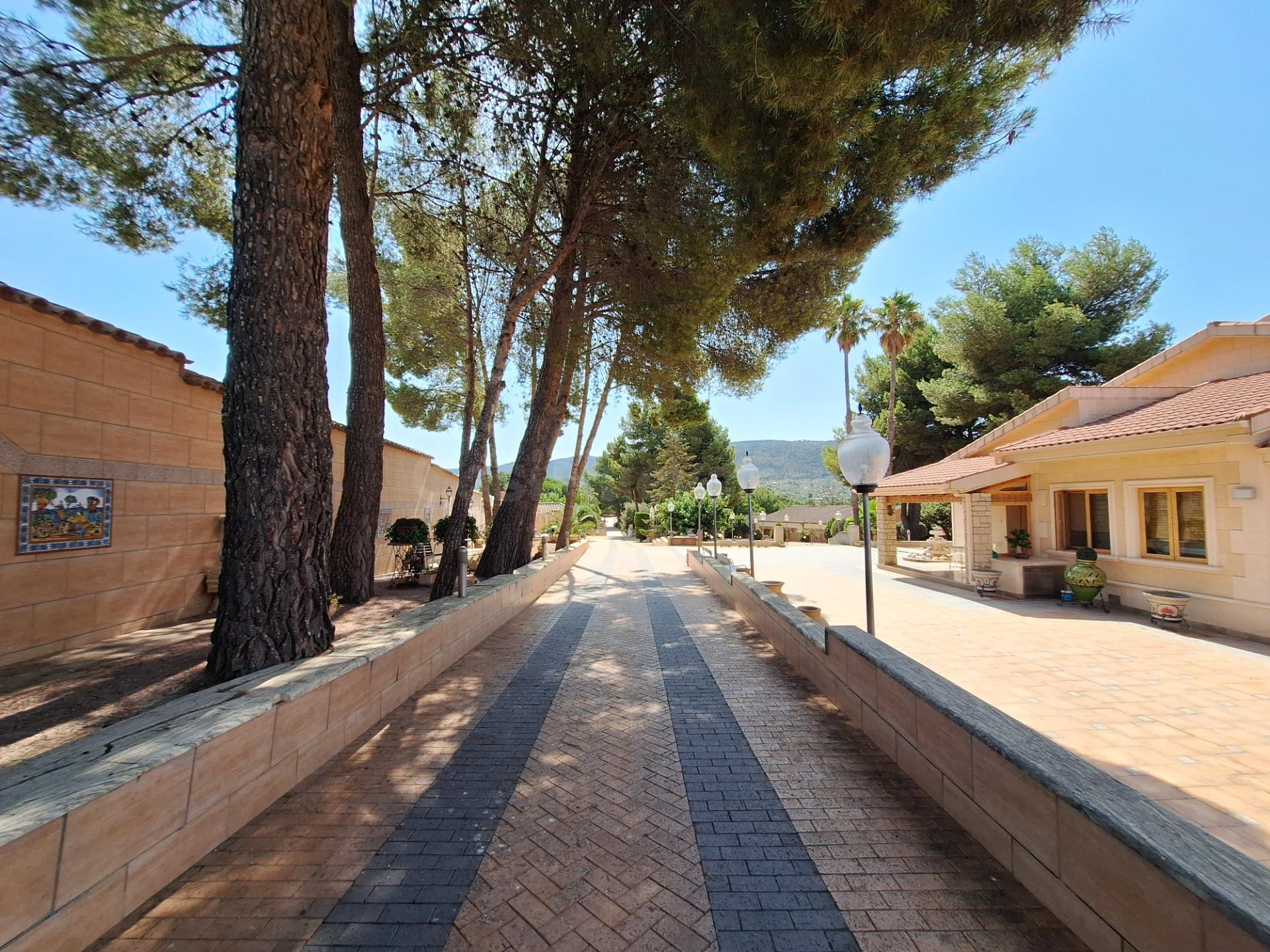 Gran oportunidad de inversión junto a Ibi: casa, piscina, te - foto 2