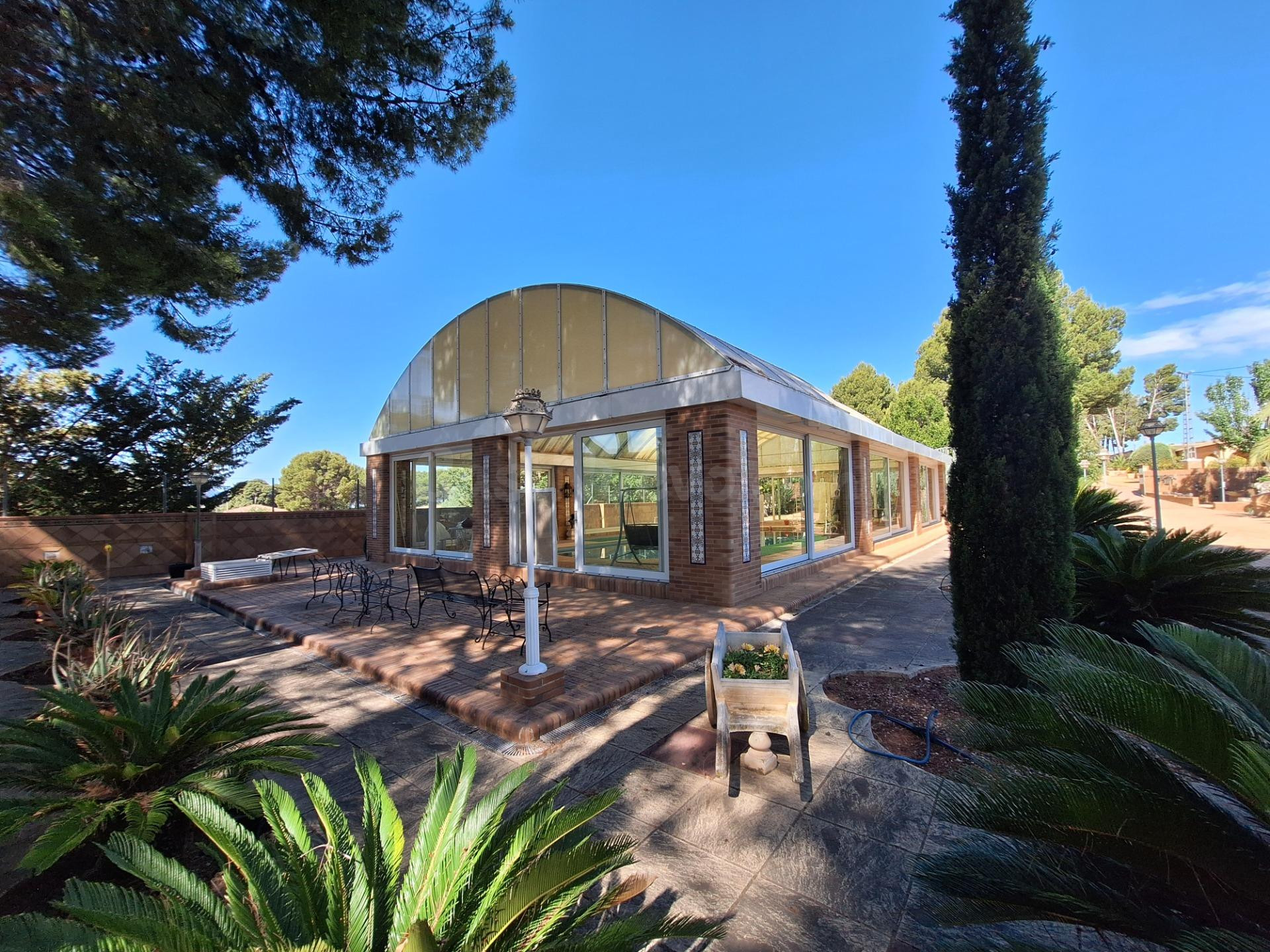 Gran oportunidad de inversión junto a Ibi: casa, piscina, te - foto 3