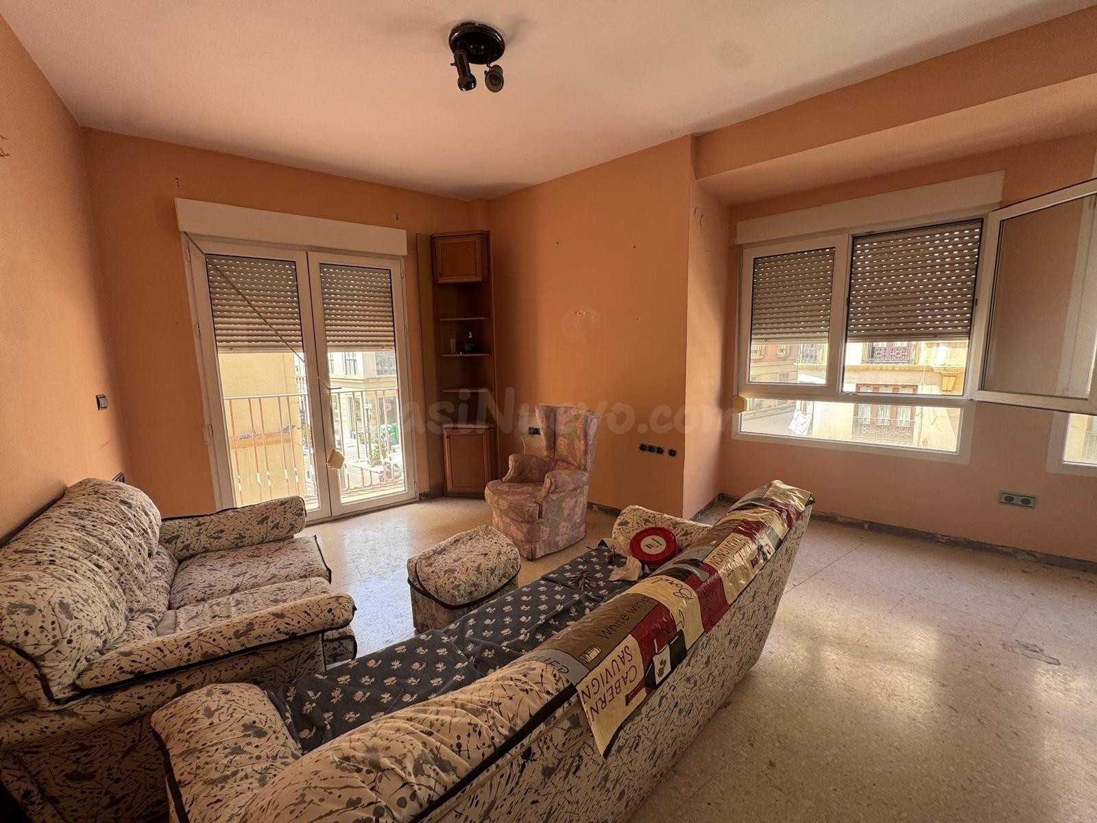 Exclusiva vivienda en calle Reyes Católicos: Amplitud, luz y ubicación prime en el corazón de Granada