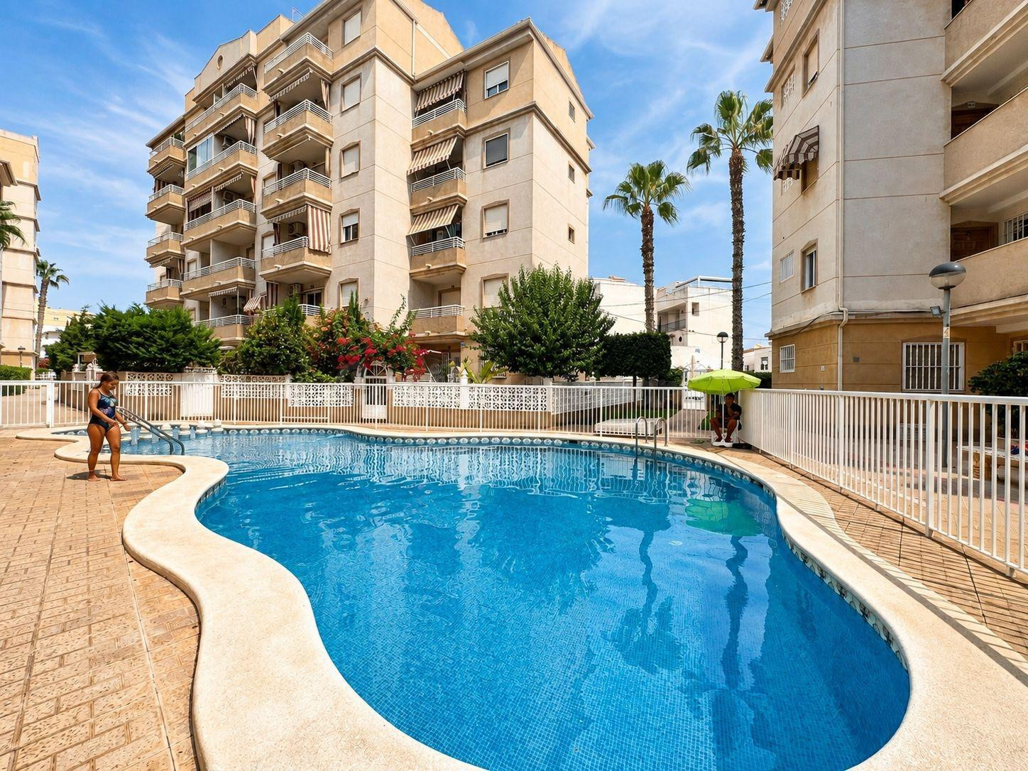 Planta baja con acceso directo desde la calle, patio, piscina comunitaria y parking