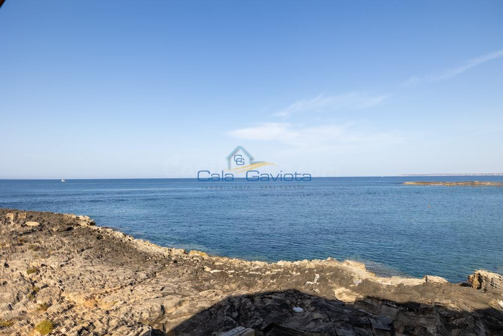 Exclusivo apartamento en primerísima línea de mar con licencia vacacional activa