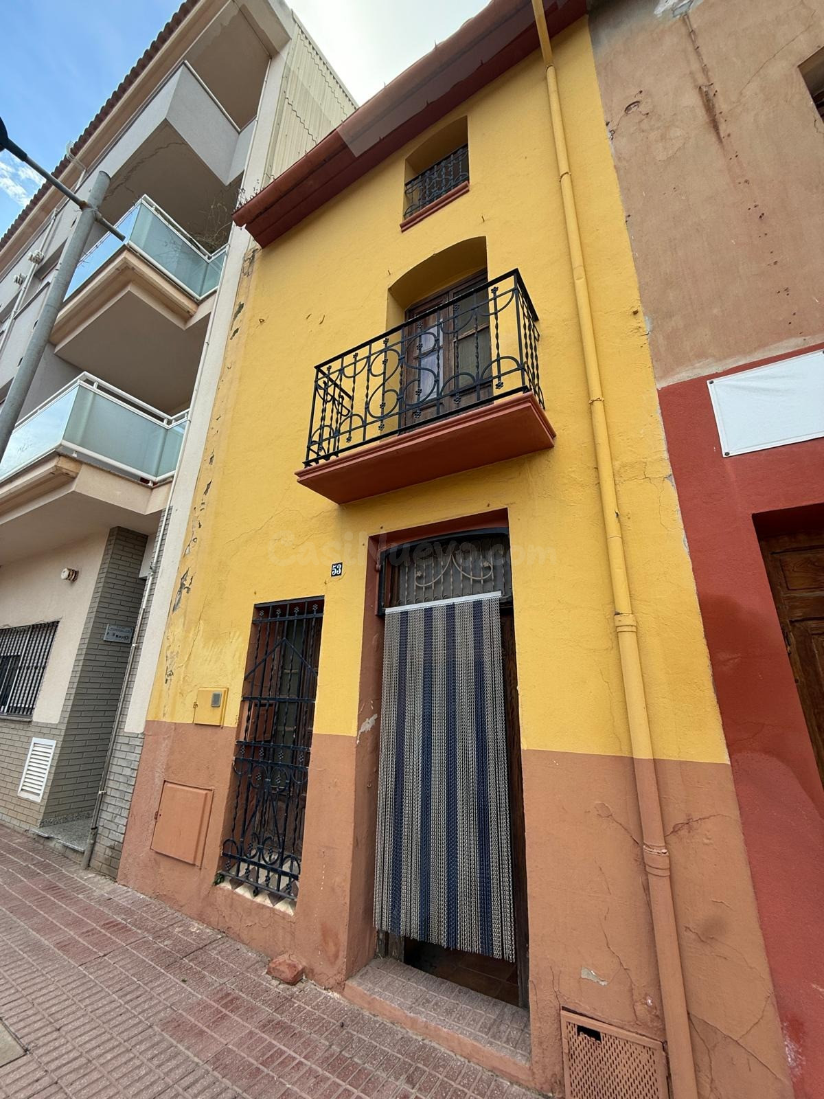 Casa Venta en Sant Joan de Moro, planta baja más 2 alturas con patio trasero.