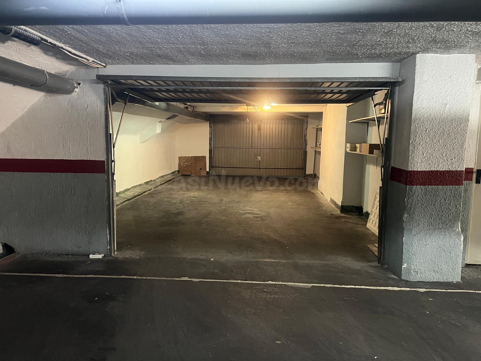Se alquila plaza de garaje cerrada con capacidad para 3 coches.