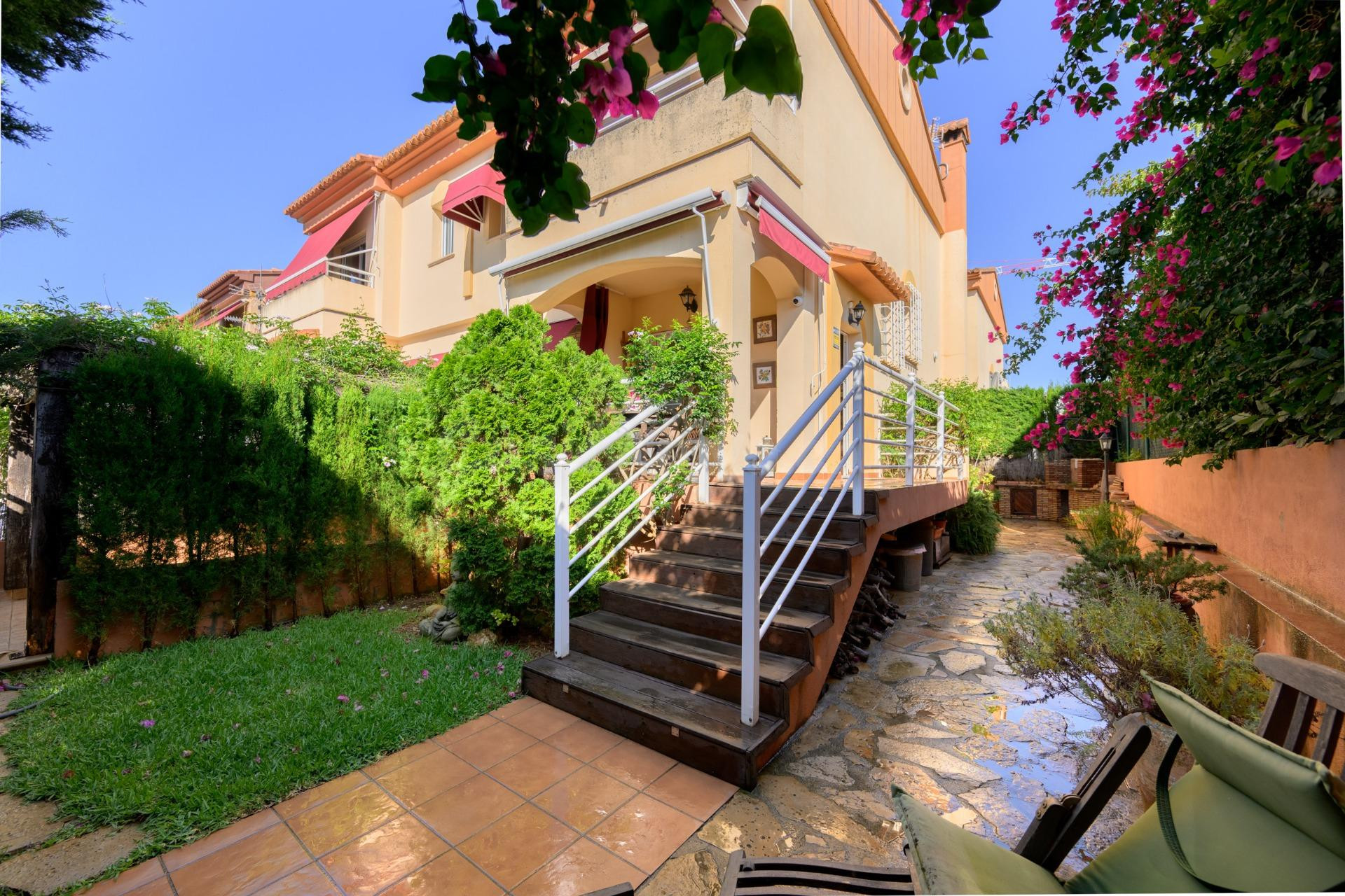 Chalet pareado en excelente estado con jardín y piscina comunitaria
