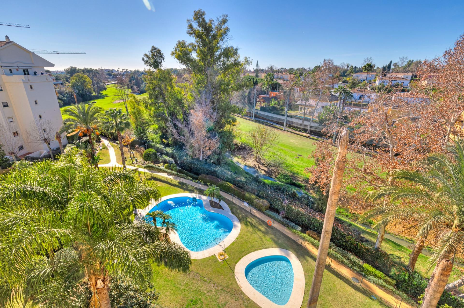 Espectacular amplio ático dúplex en primera linea de golf anclado en la exclusiva zona de Guadalmina