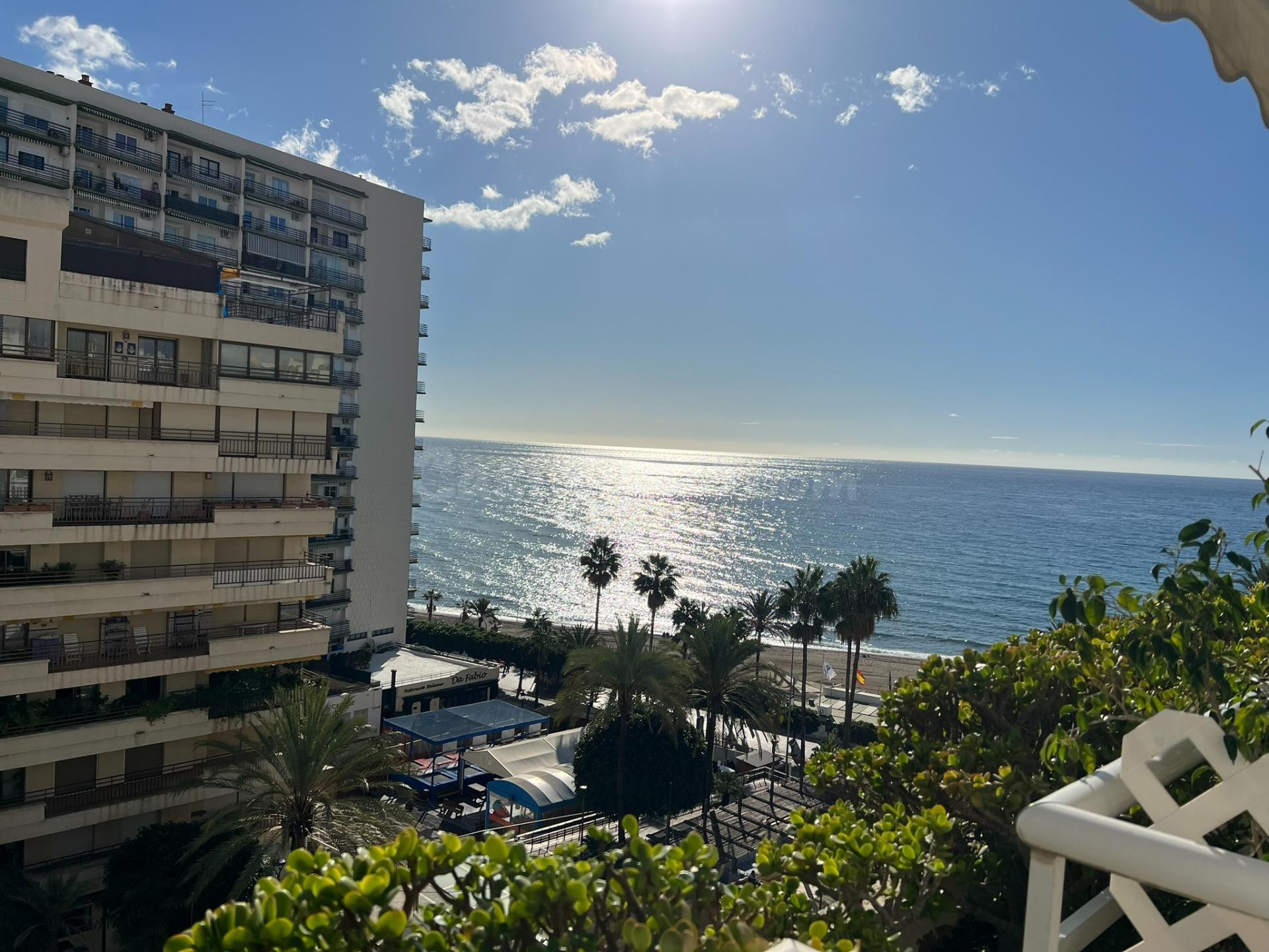 Excepcional apartamento en alquiler SOLO DE LARGA TEMPORADA ubicada en segunda linea de playa.