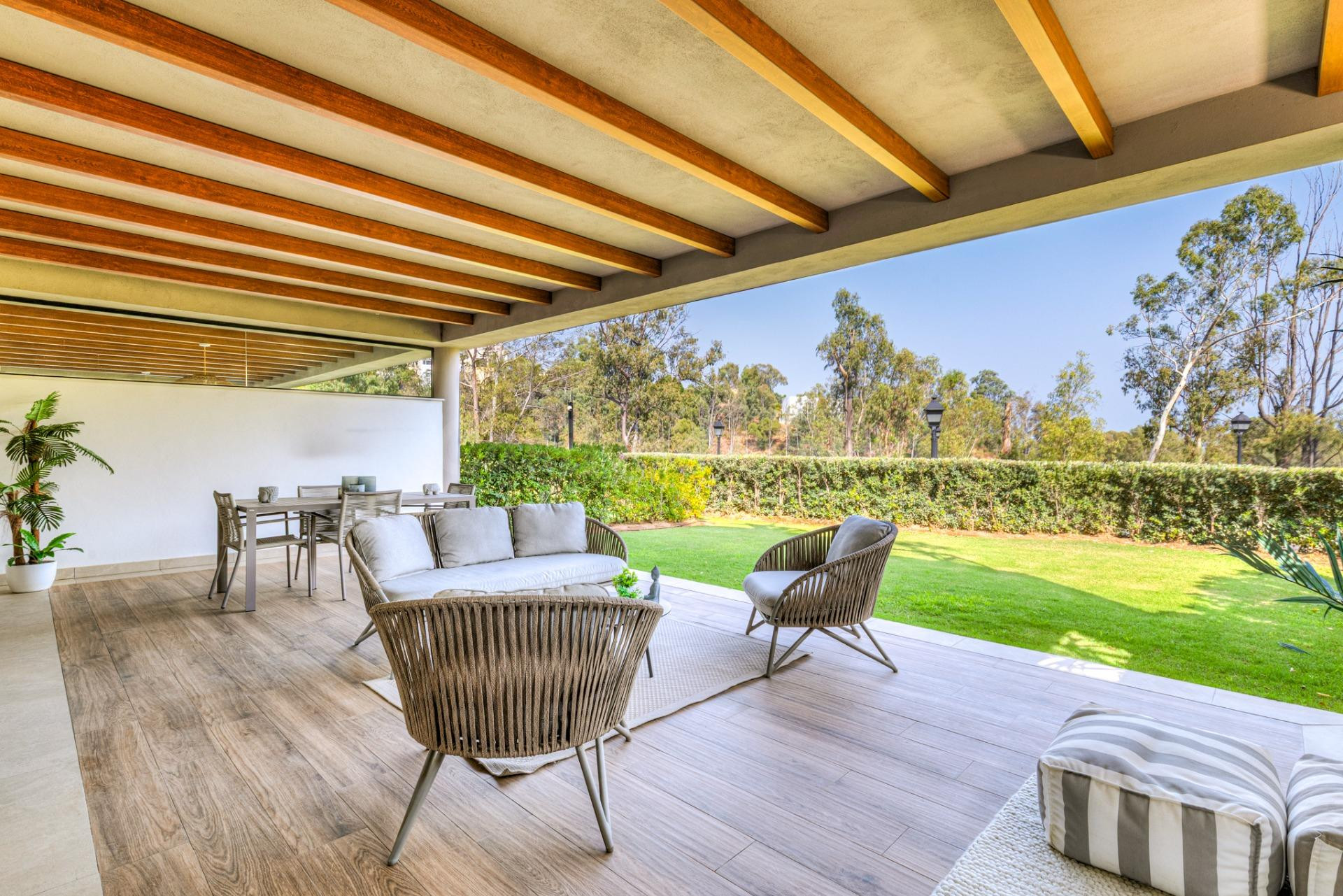 Espectacular apartamento en planta jardín en alquiler en una zona muy selecta con vistas a un lago.