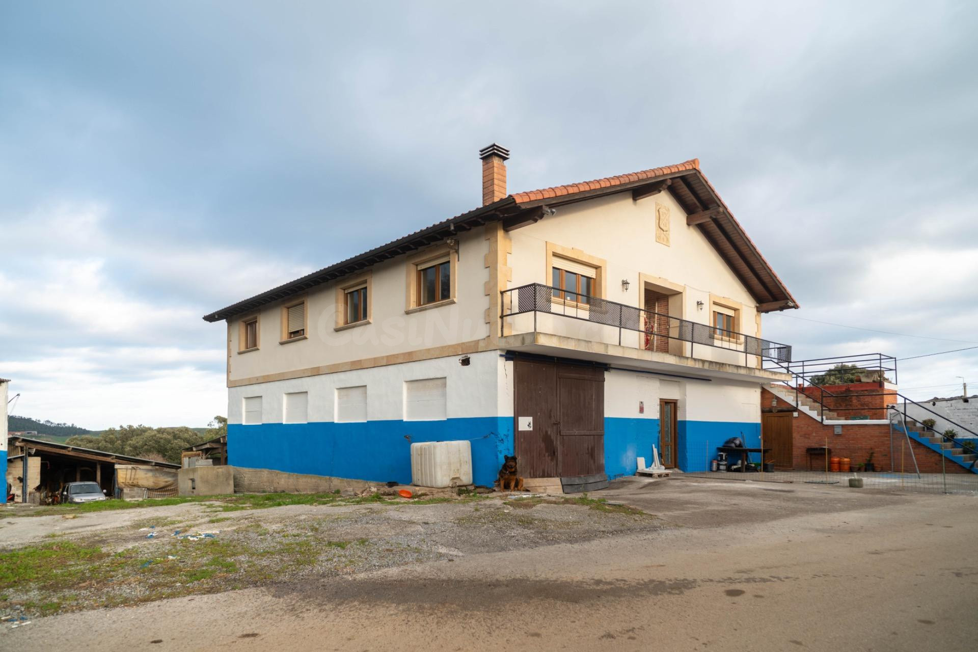 CASA CON NAVE INDUSTRIAL Y TERRENOS EN AJO - foto 3