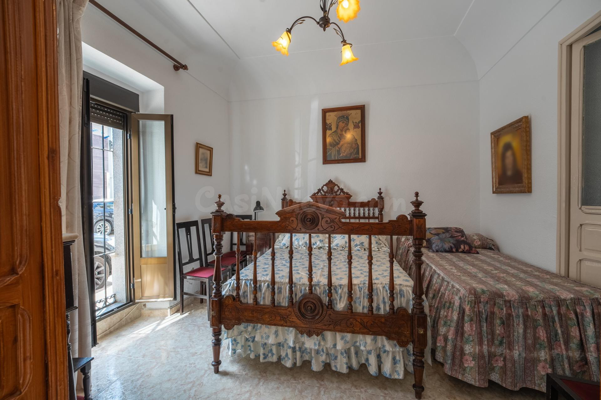 Gran oportunidad en Guareña. Casa de 2 plantas con entradas independientes, 4 habitaciones y gran potencial!!