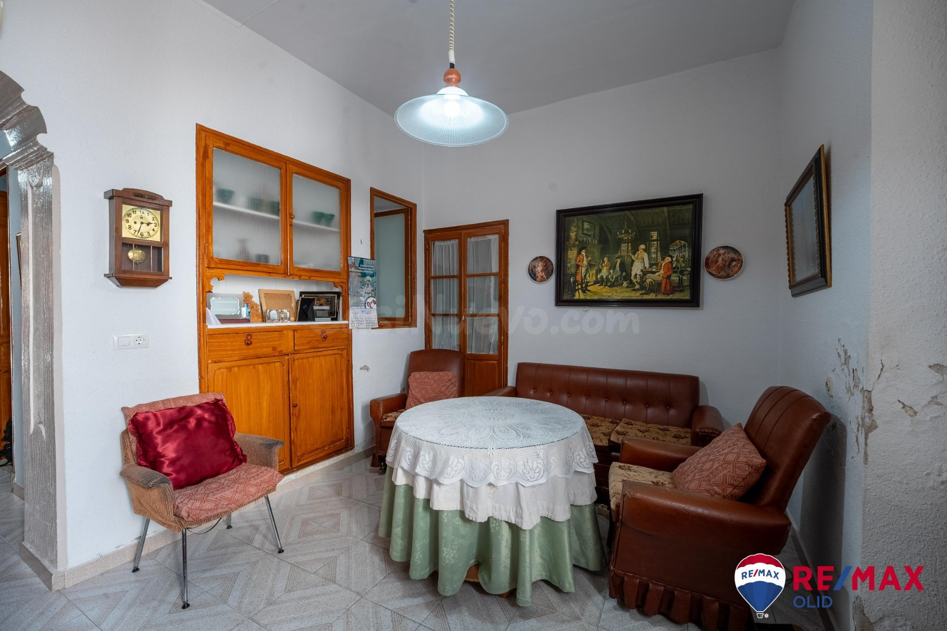 Gran oportunidad en Guareña. Casa de 2 plantas con entradas independientes, 4 habitaciones y gran potencial!!