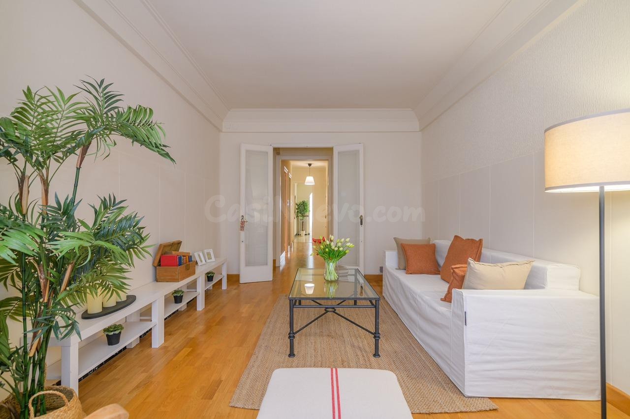 Gran pis de 207 m2 amb jardí privat al Carrer Navarra de  Manresa i opció de local