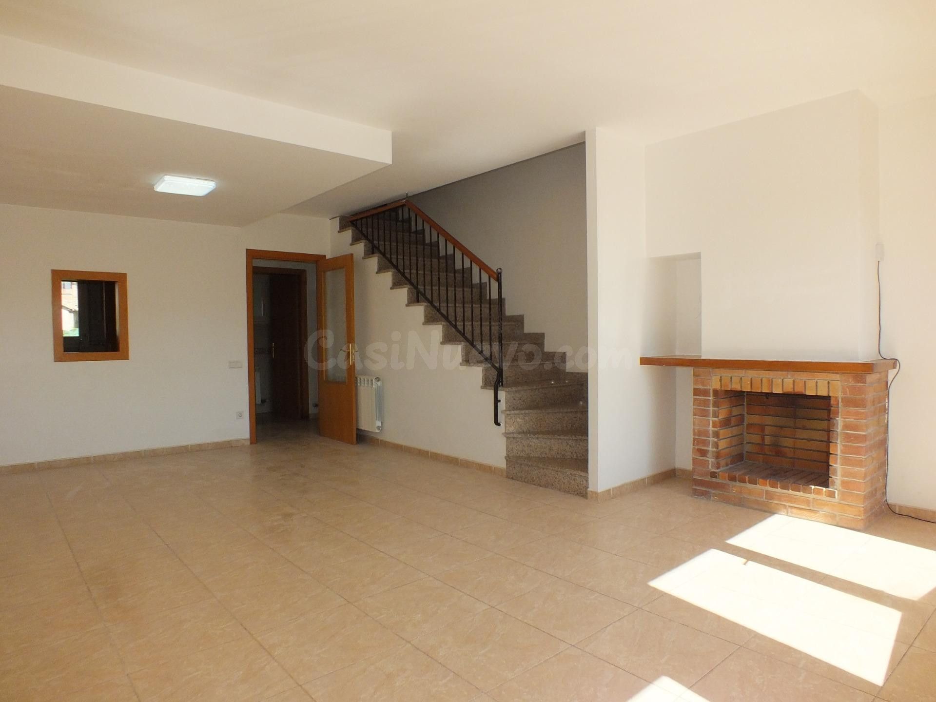 CASA ADOSADA EN VENDA - SANT BOI DE LLUÇANÉS