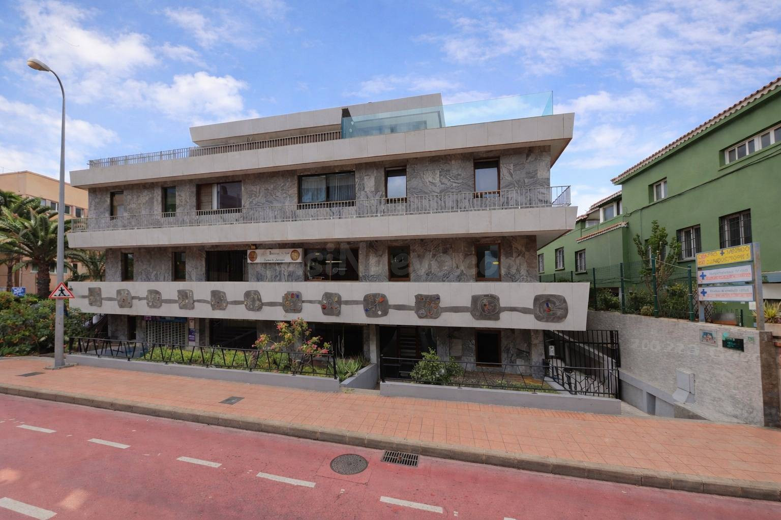 Amplio Local Comercial en Planta Baja y Primera con Excelente Iluminación