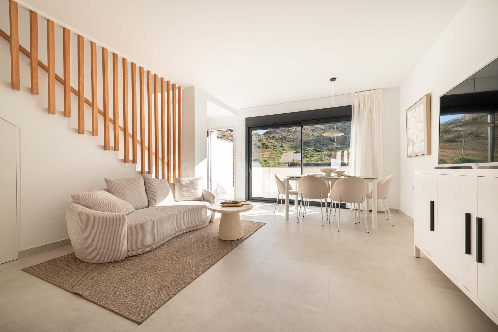 Se vende exclusivo chalet adosado con 3 dormitorios y 2 baños en Cox Alicante