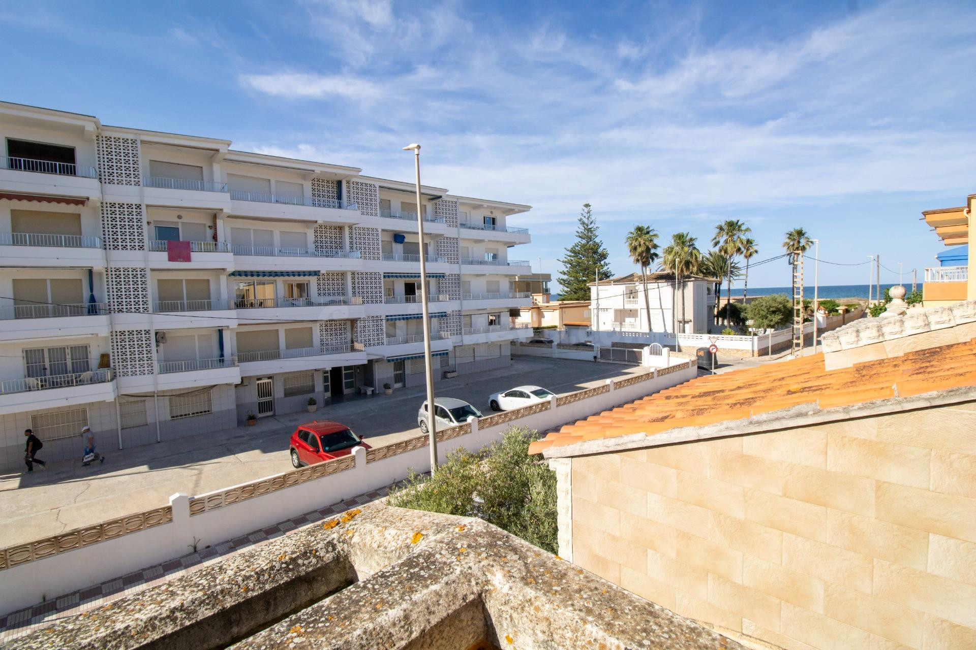 Despierta cada mañana con vistas al mar en esta joya mediterránea en Playa de Xeraco