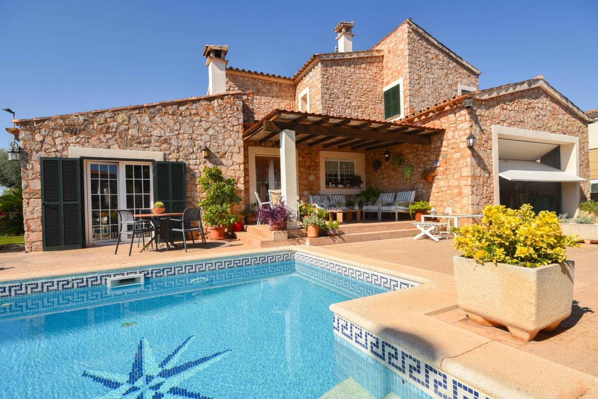 Chalet en Portol con piscina , jardín privado y amplia zona  - foto 2