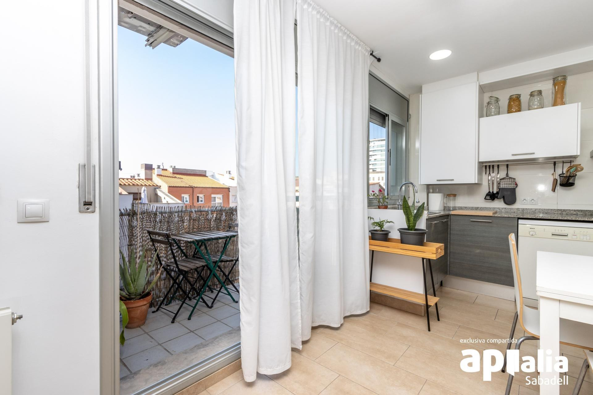 Ático dúplex de 120 m2 con terraza íntima y vistas despejada - foto 3
