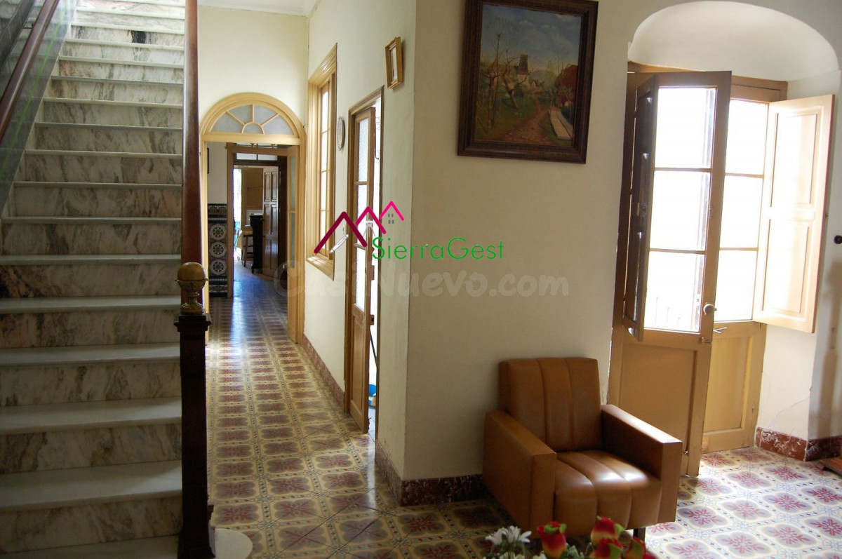 VENTA AMPLIA CASA CÉNTRICA + GARAJE+ PATIO + TERRAZA - foto 3