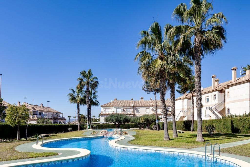 Bonito bungaló en Aguas Nuevas con piscina comunitaria