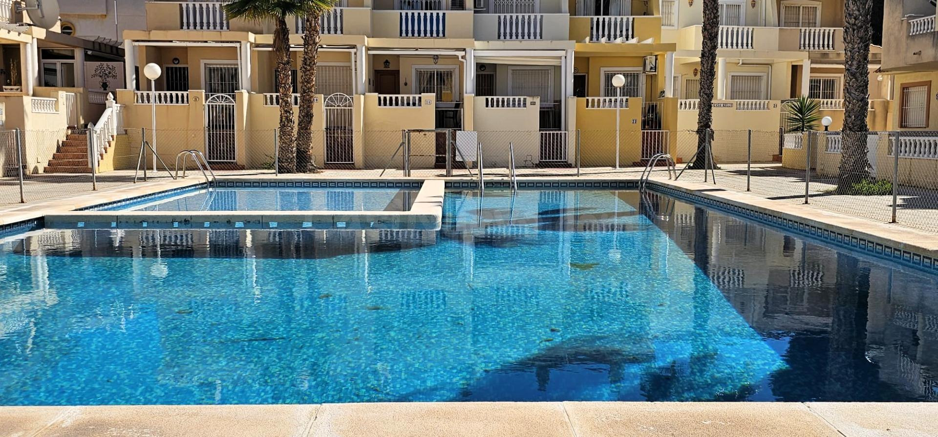Bonito bungalow bajo con piscina comunitaria solo 200m playa