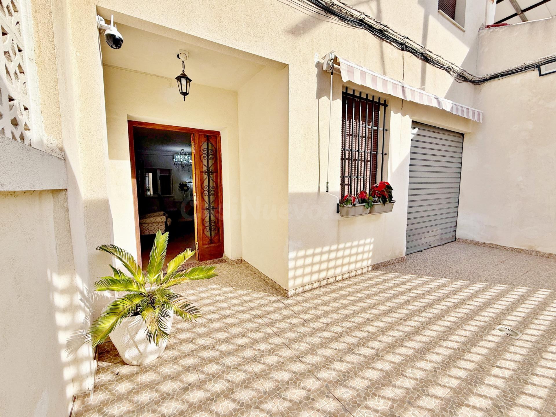 Casa en venta en Torrent – 4 habitaciones, patio, terraza y 