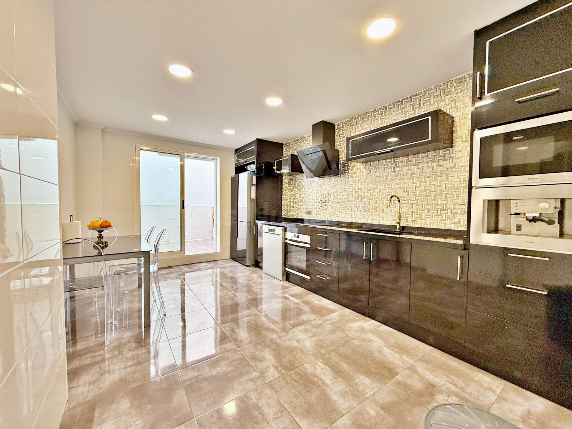 Casa en venta en Torrent – 4 habitaciones, patio, terraza y  - foto 3