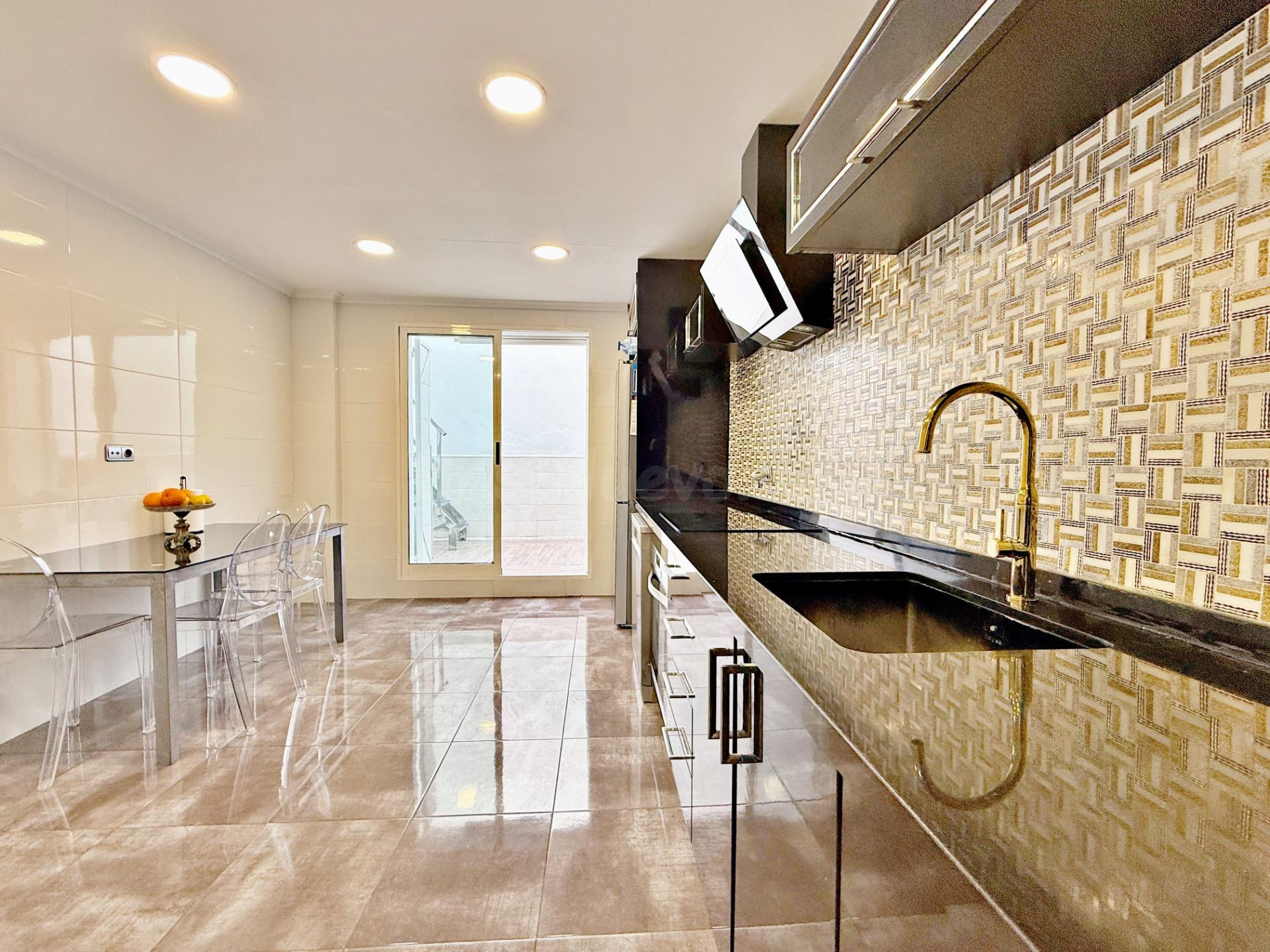 Casa en venta en Torrent – 4 habitaciones, patio, terraza y  - foto 4