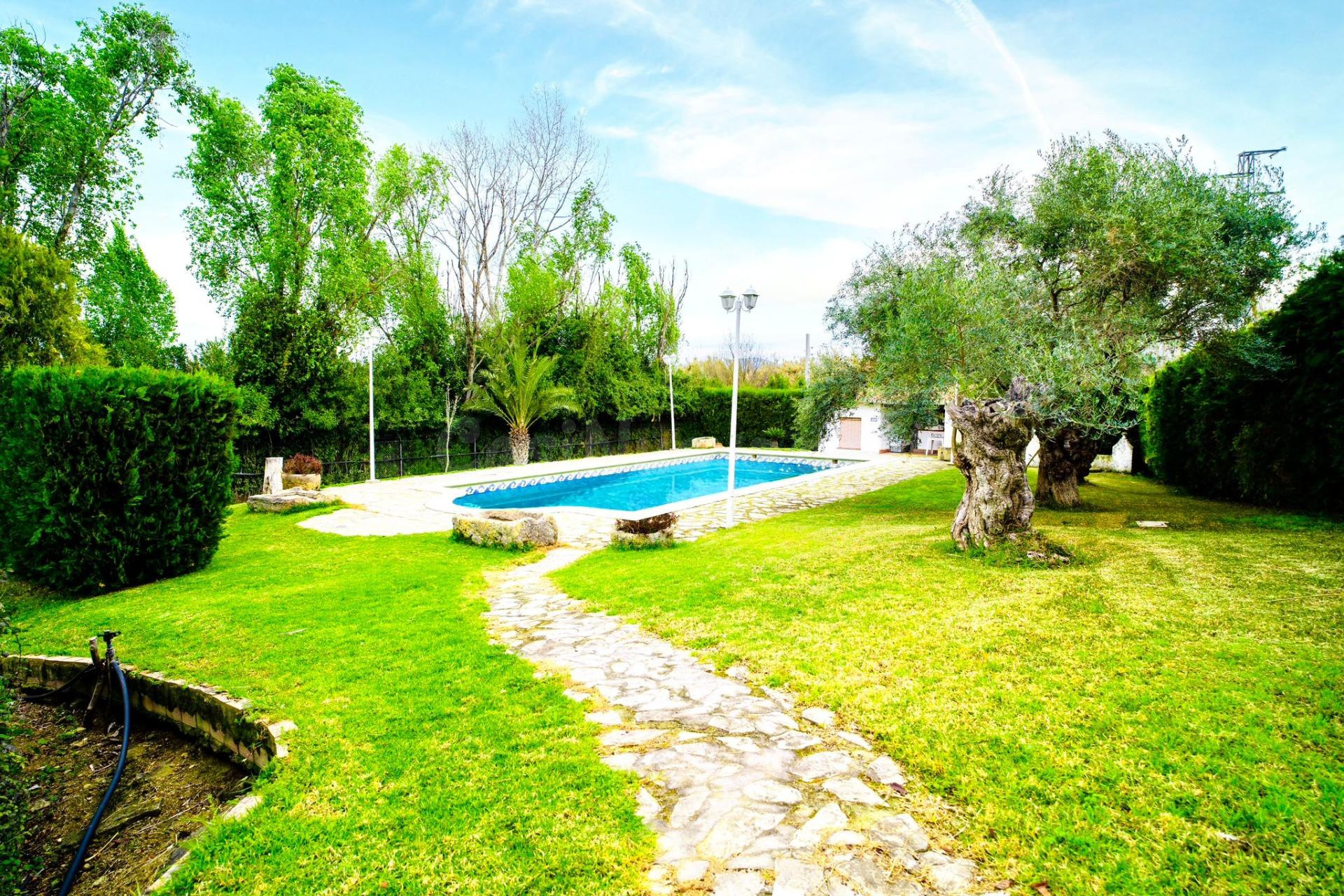 VENTA CASA CON TERRENO, PISICINA Y RESTAURANTE.