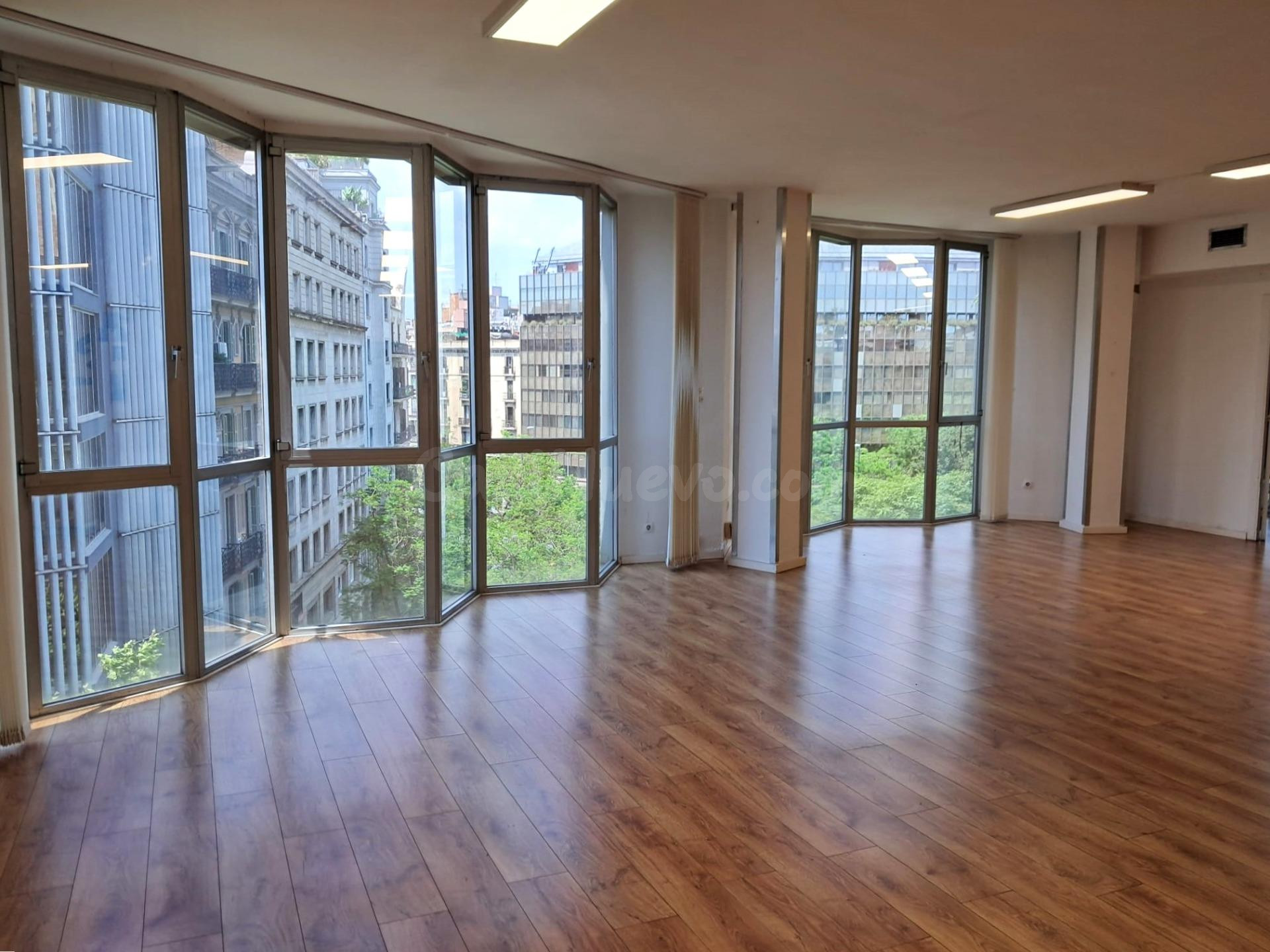 Despacho profesional de 230 m2 situado en la céntrica plaza de Letamendi, en una finca de uso exclusivo comercial.