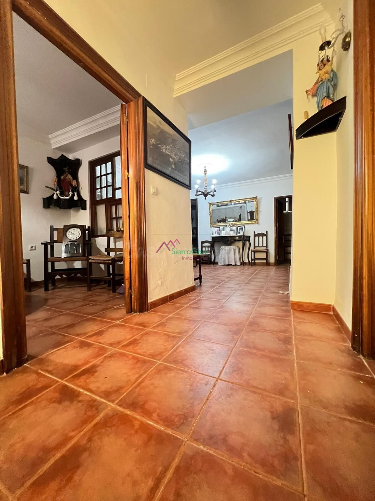 CASA EN VENTA CON TERRAZA Y PATIO EN BENAOCAZ - foto 2