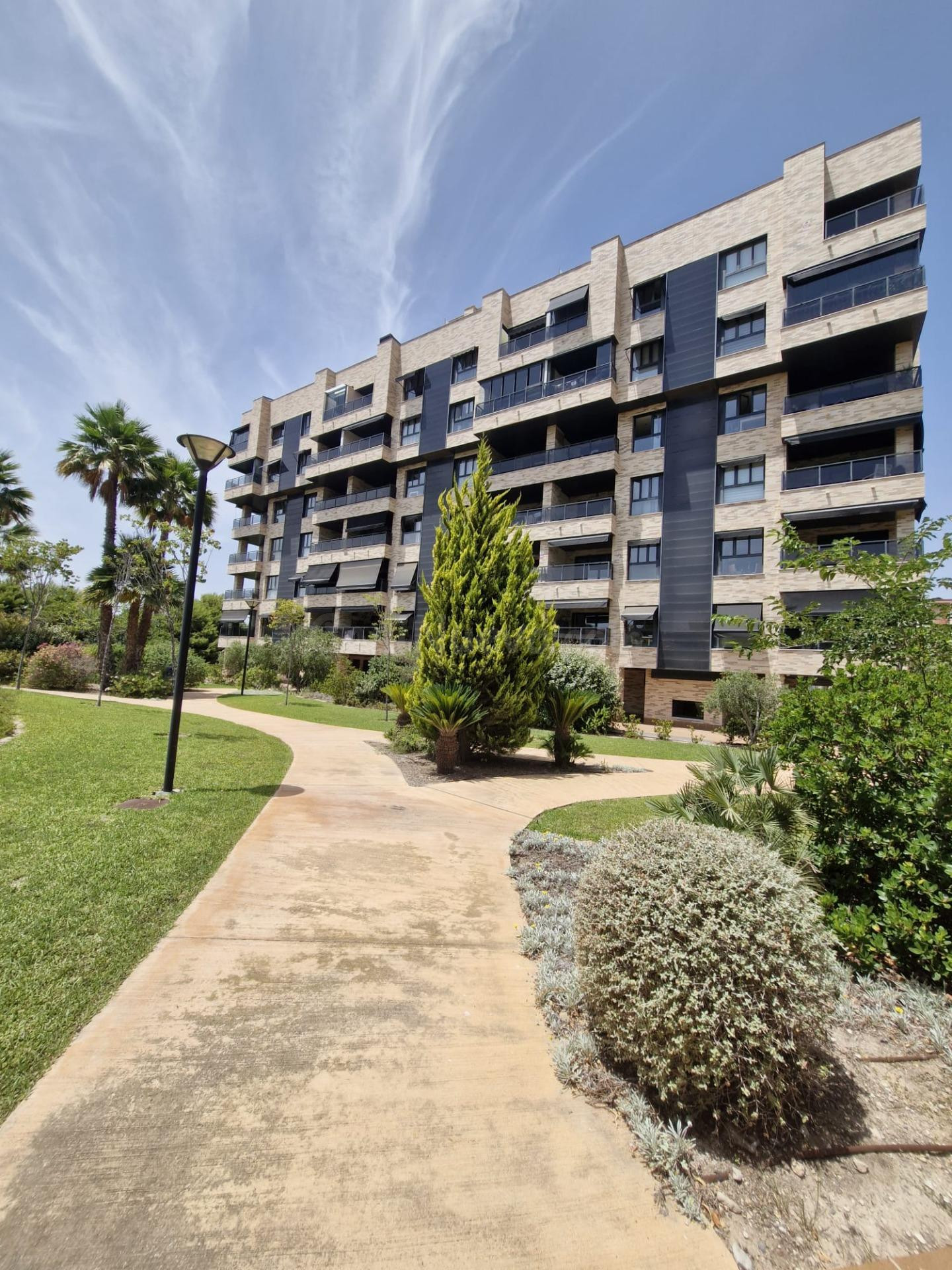 BUSCAS VIVIENDA EN BUENA ZONA DE ALICANTE !  TE LO PRESENTAMOS  ( URBANIZACIÓN PINAR DEL MAR /ZONA VISTA HERMOSA)