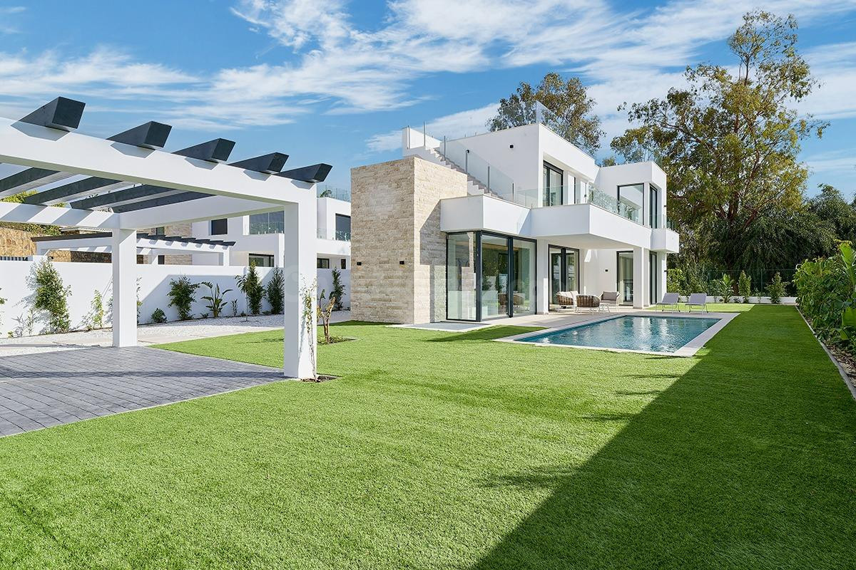 Villa contemporánea de cinco dormitorios con piscina, solárium y vistas abiertas