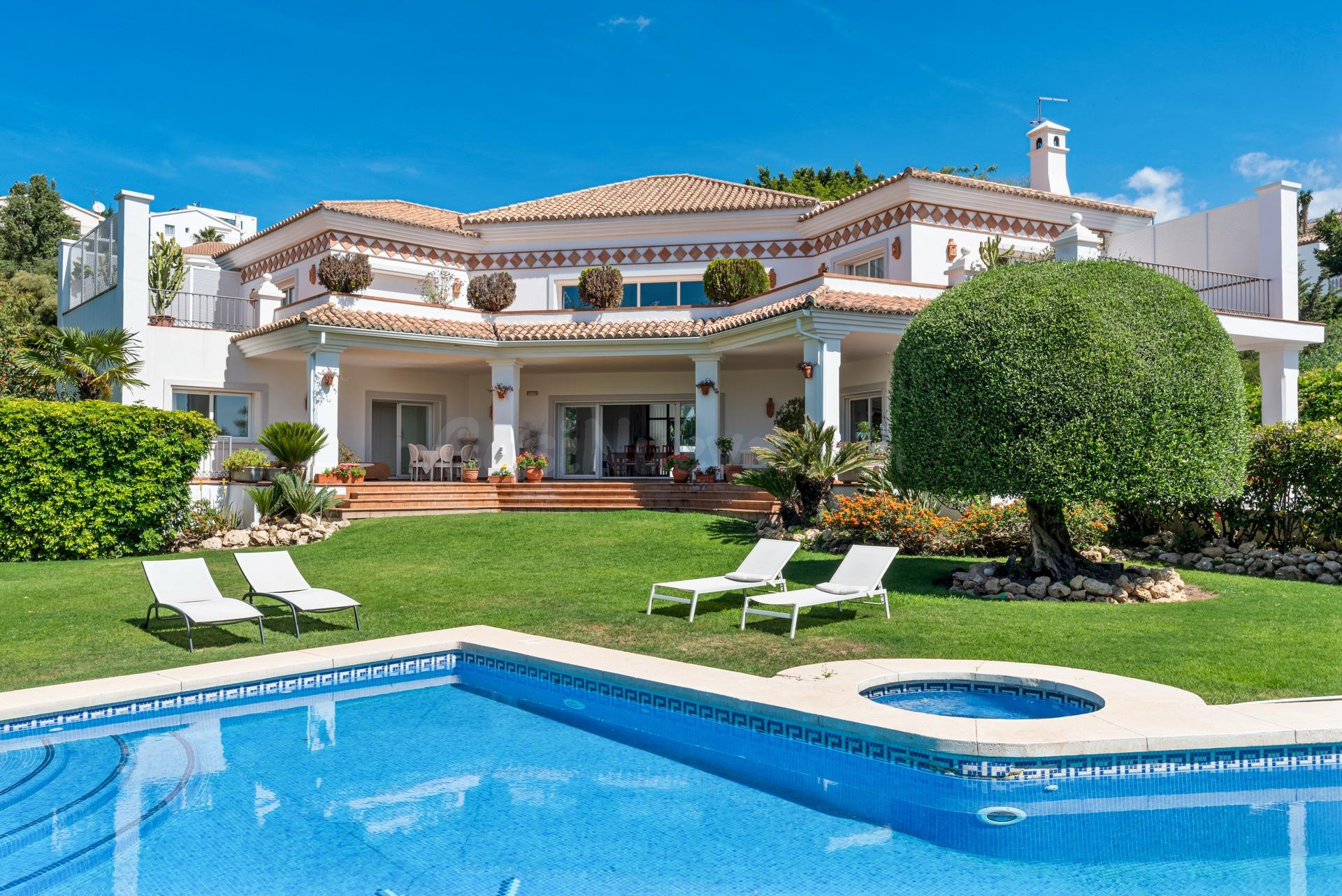 Villa elegante con cistas al mar en El Paraiso Alto