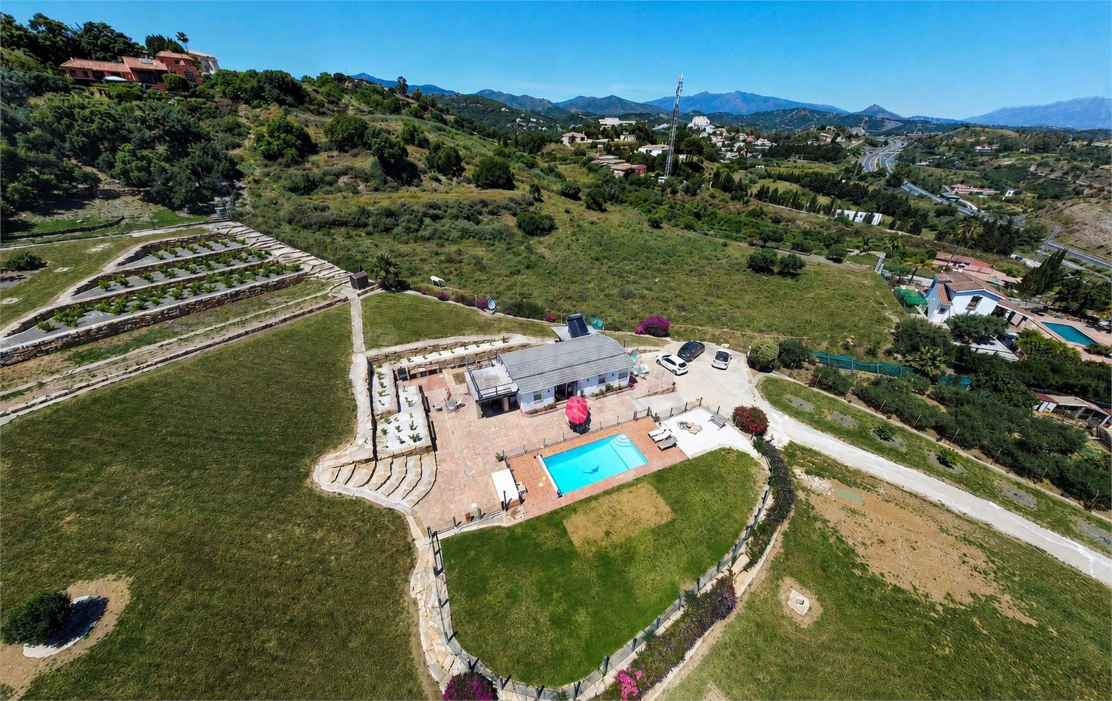 Finca con 8.500 m2 de terreno, piscina privada y vistas al mar a solo 5 minutos de Estepona