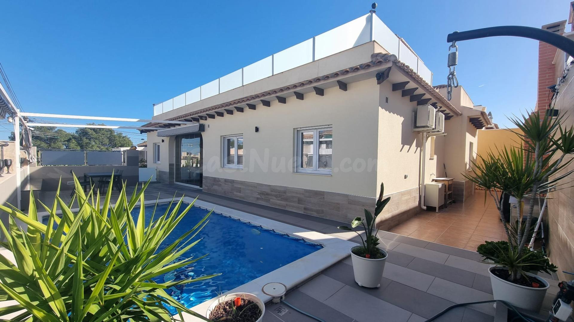Villa totalmente reformada con piscina privada y placas solares !