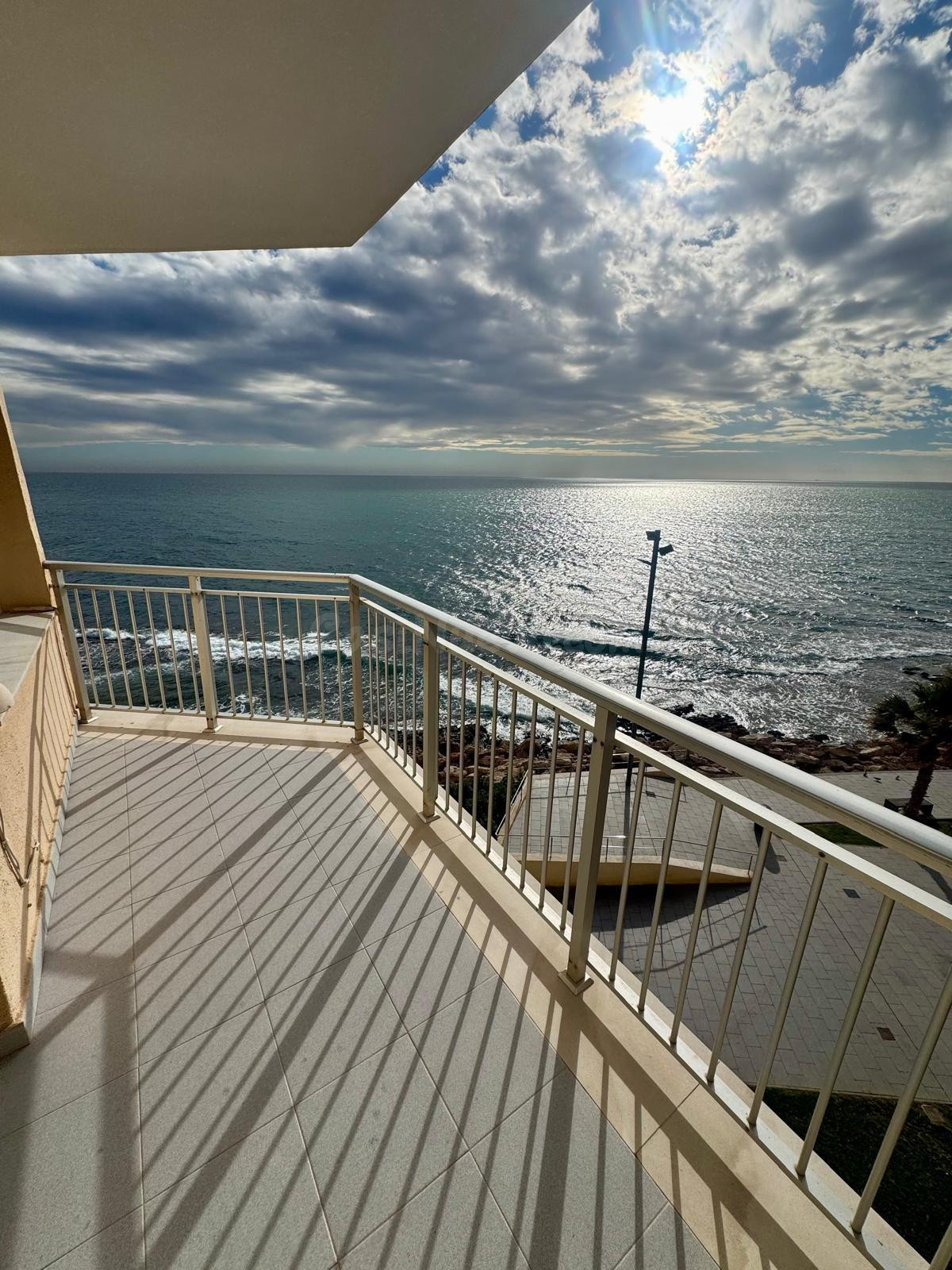 ESPECTACULAR APARTAMENTO CON VISTAS FRONTALES AL MAR Y CON SUPERFICIE DE 127 M2. DE 4 DORM. 2 BAÑOS. A 10 METROS DE PLAYA.