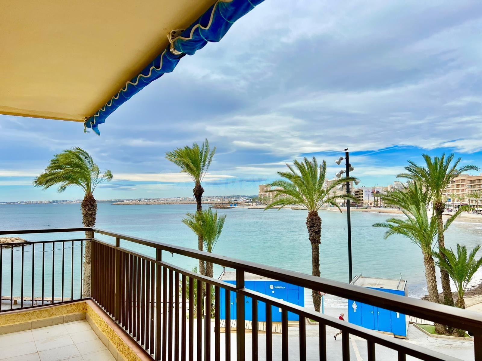 ¡PRIMERA LINEA! ESPACIOSA VIVIENDA CON VISTAS AL MAR PRIVILEGIADAS