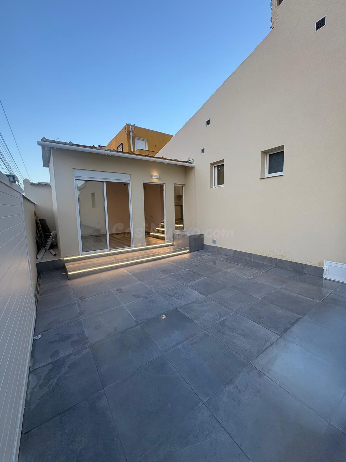 Chalet adosado en esquina con orientación sur-oeste a solo 1,6 km del mar