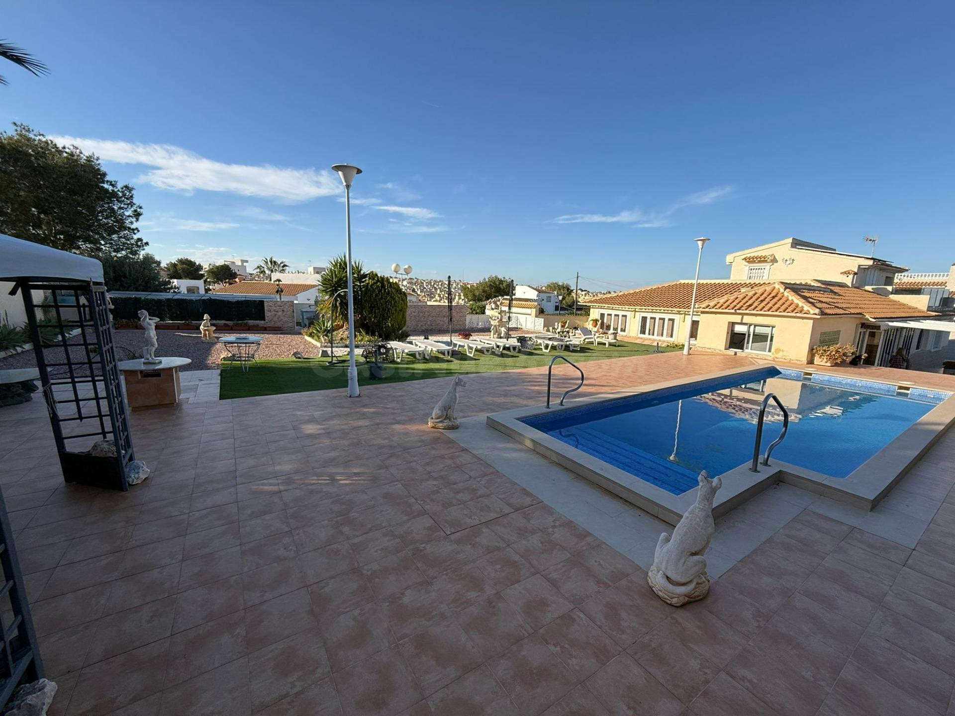 Espectacular Villa en Villamartin con Vistas Directas al Mar