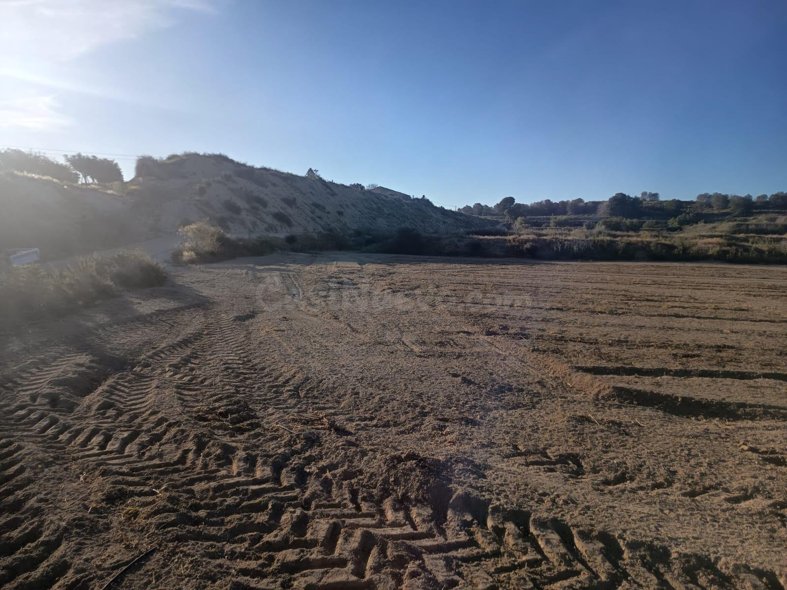 Gran terreno con almacén de 200m2 y vistas al embalse La Pedrera